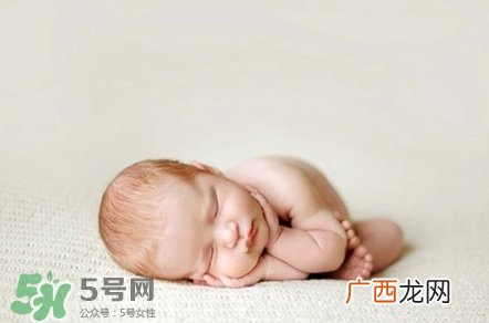 新生儿头睡偏了怎么办?新生儿头睡偏了怎么矫正?