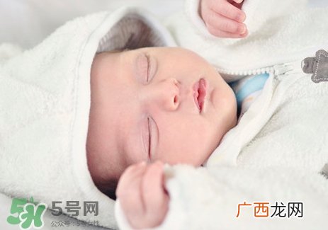 新生儿头睡偏了怎么办?新生儿头睡偏了怎么矫正?