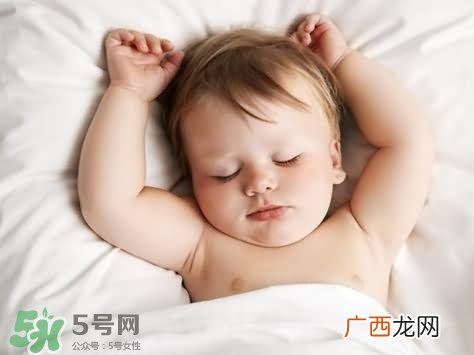 新生儿头睡偏了怎么办?新生儿头睡偏了怎么矫正?