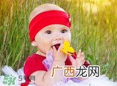 新生儿头发上白白的絮状物是怎么回事?