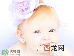 新生儿头发上白白的絮状物是怎么回事?