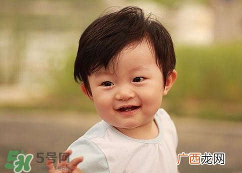 新生儿头发上白白的絮状物是怎么回事?