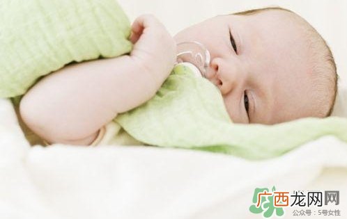 新生儿头上的脏东西是什么?怎么洗掉?