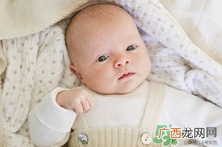新生儿头上有个软包是怎么回事?正常吗?