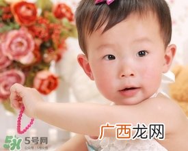 新生儿头发油油的是怎么回事?新生儿头发很油怎么办?