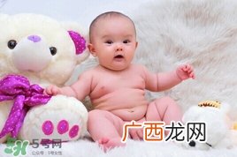 新生儿头发油油的是怎么回事?新生儿头发很油怎么办?