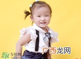 新生儿头发油油的是怎么回事?新生儿头发很油怎么办?