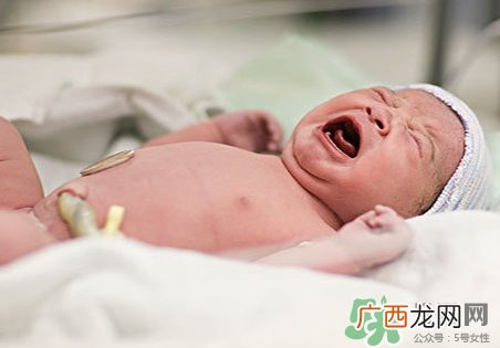 新生儿身上有白色脓包是怎么回事?什么原因?