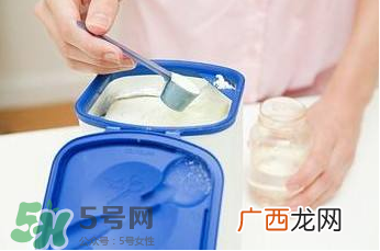 开水冲奶粉会破坏营养吗？什么水温冲奶粉好？