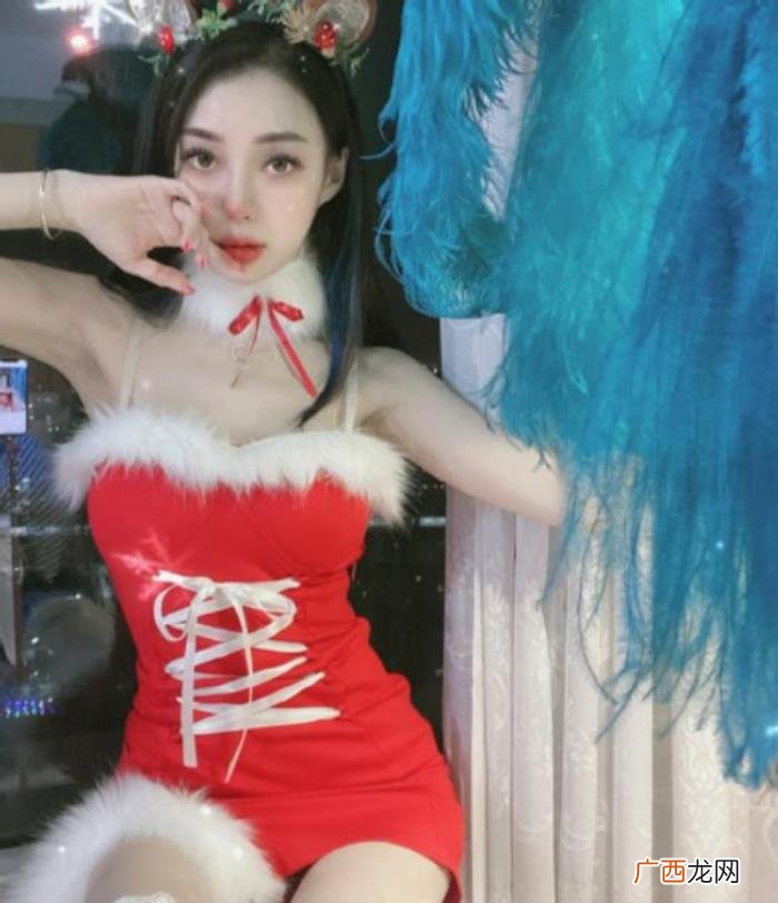 郭美美在厕所大胆炫富 炫富女郭美美