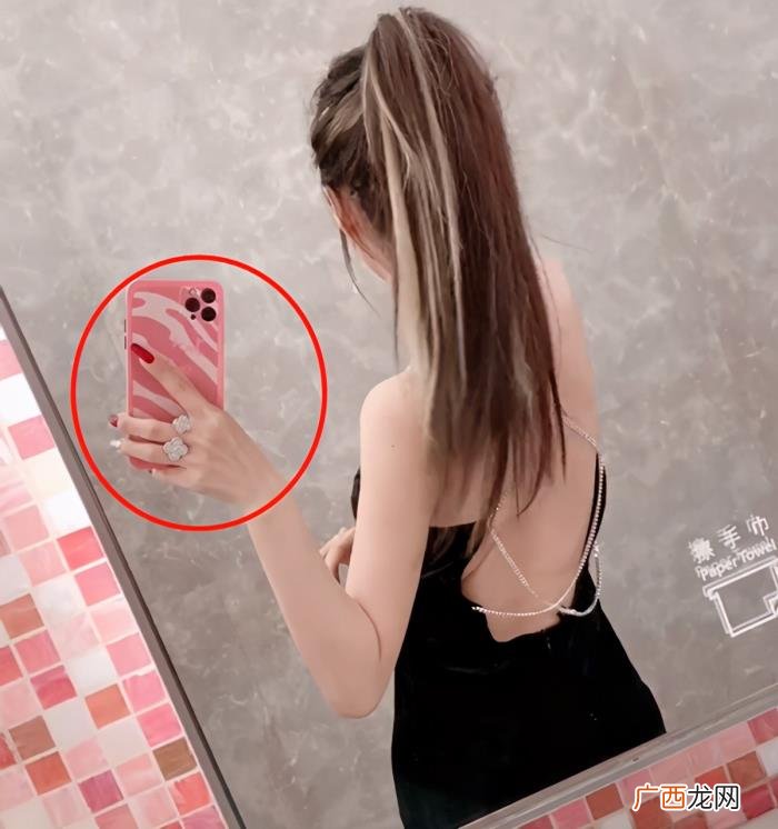 郭美美在厕所大胆炫富 炫富女郭美美