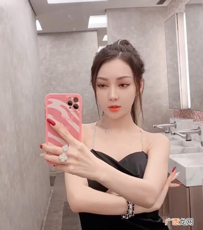 郭美美在厕所大胆炫富 炫富女郭美美