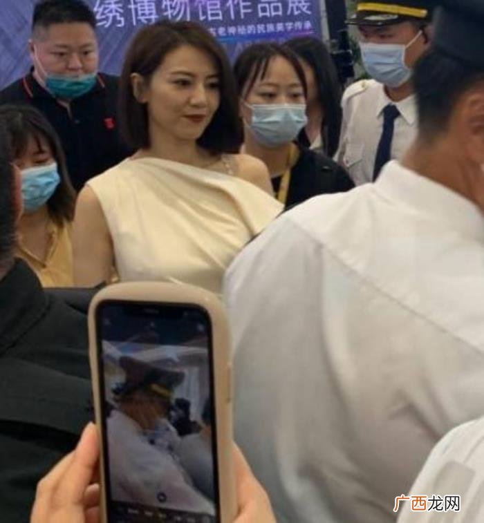 明星有泪沟和法令纹的图片，泪沟法令纹好明显