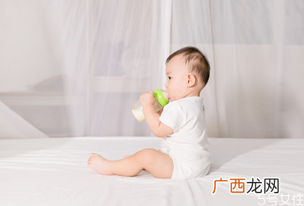 新生儿母乳一次喂多长时间新生儿多久喂一次母乳正常
