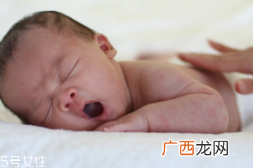 如何预防宝宝吐奶?宝宝打嗝怎么办?