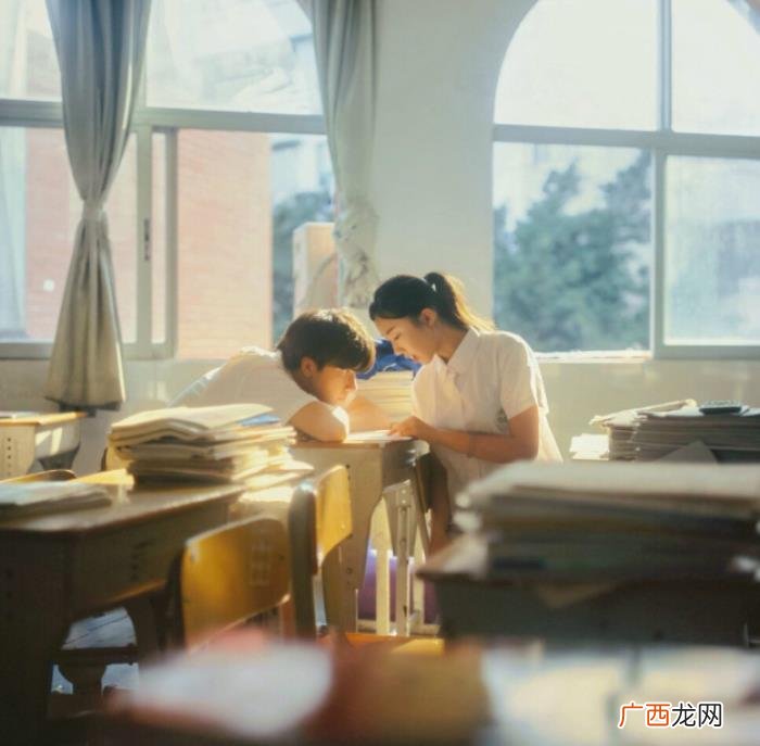分手后要主动联系吗，分手后忘不掉要不要主动联系
