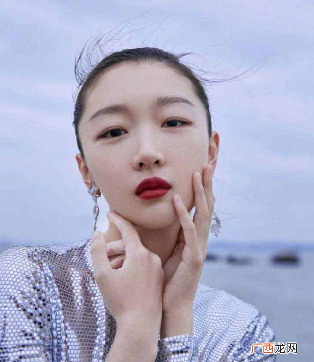 周冬雨获影后的得奖年龄 周冬雨多大年龄拿的影后