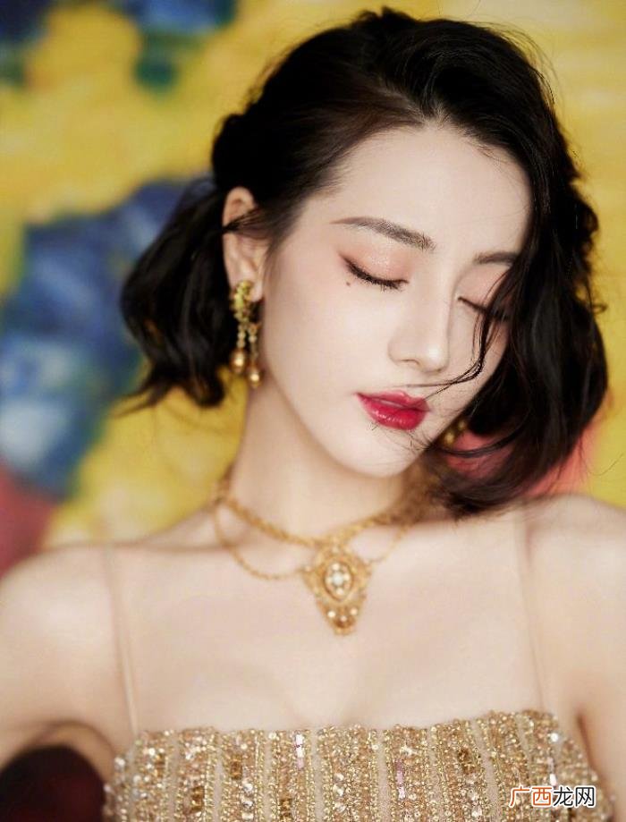 迪丽热巴金色长裙,迪丽热巴一袭金色吊带礼裙勾勒曼妙身材曲线