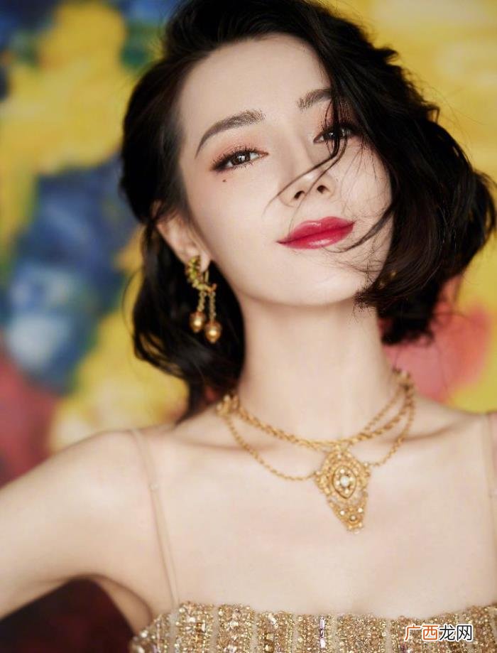 迪丽热巴金色长裙,迪丽热巴一袭金色吊带礼裙勾勒曼妙身材曲线