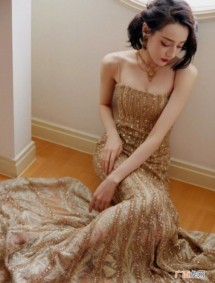 迪丽热巴金色长裙,迪丽热巴一袭金色吊带礼裙勾勒曼妙身材曲线