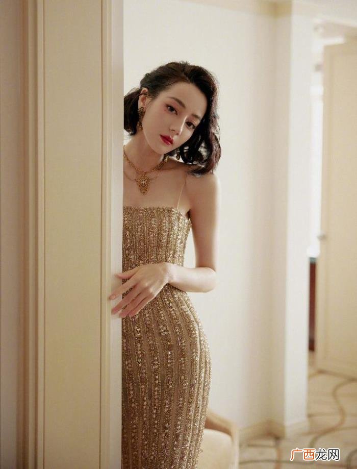 迪丽热巴金色长裙,迪丽热巴一袭金色吊带礼裙勾勒曼妙身材曲线