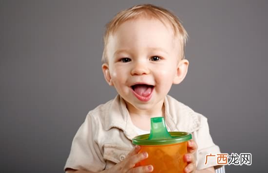 怎么让宝宝顺利从奶瓶过渡到杯子