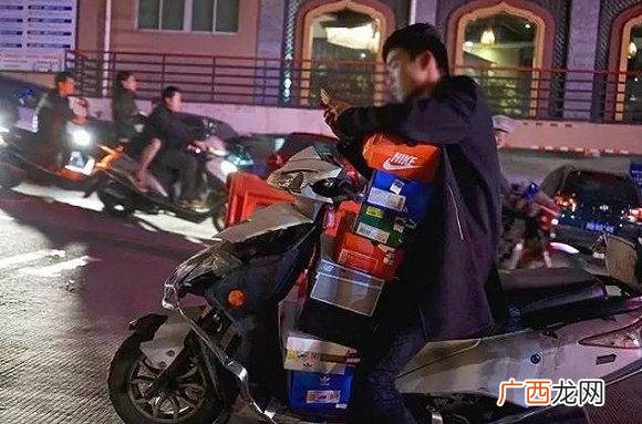 20元批发精仿鞋 衣服一吨500