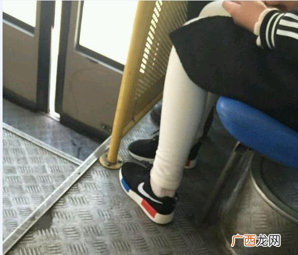 20元批发精仿鞋 衣服一吨500