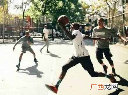 男孩子经常打篮球有什么好处(打篮球的5大益处