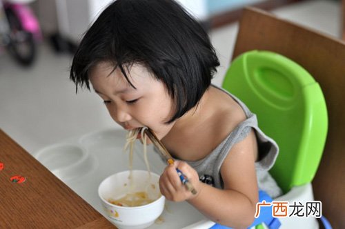 宝宝左撇子要纠正吗真的更聪明吗