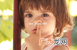 宝宝爱挖鼻孔怎么办有什么危害