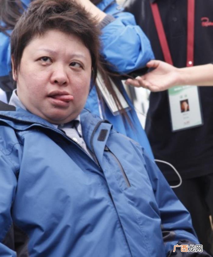 韩红暴瘦40斤现身机场 韩红减肥的照片