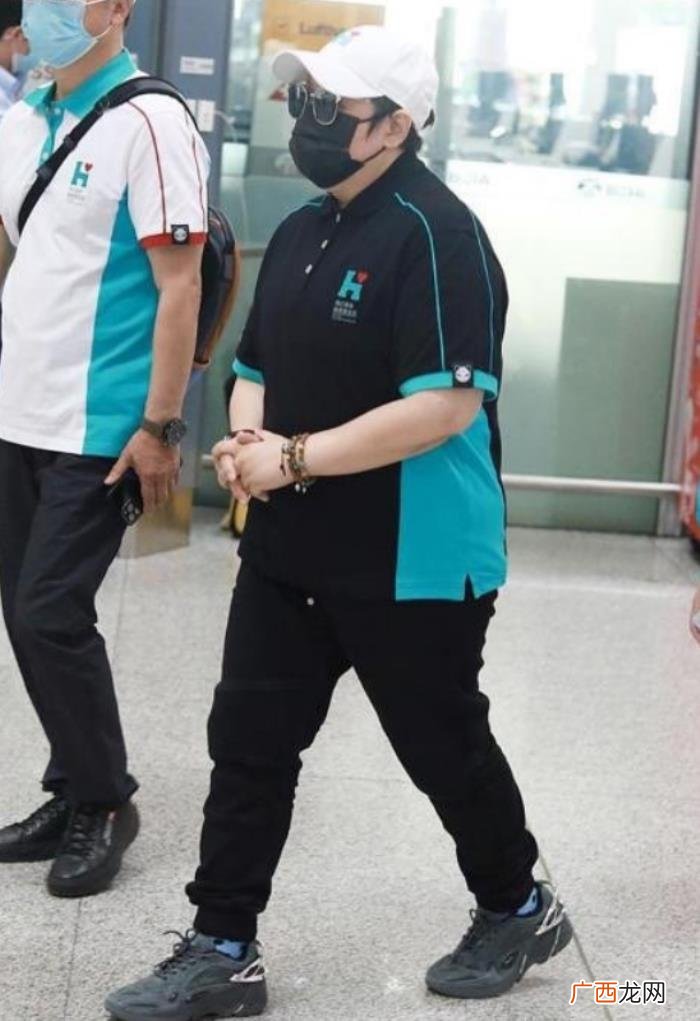 韩红暴瘦40斤现身机场 韩红减肥的照片