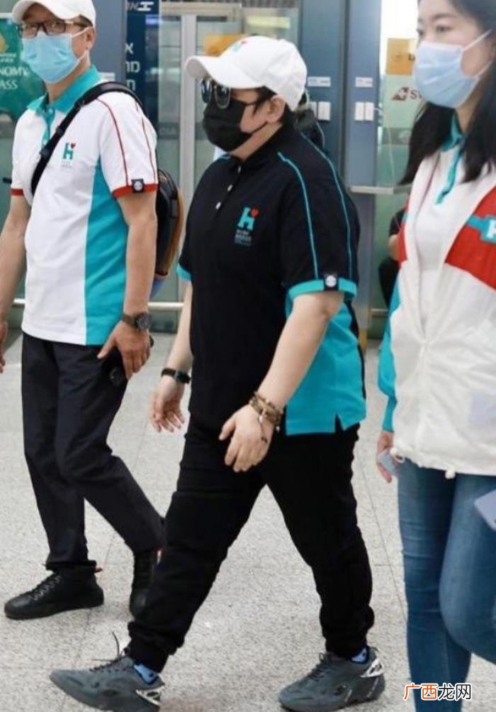 韩红暴瘦40斤现身机场 韩红减肥的照片