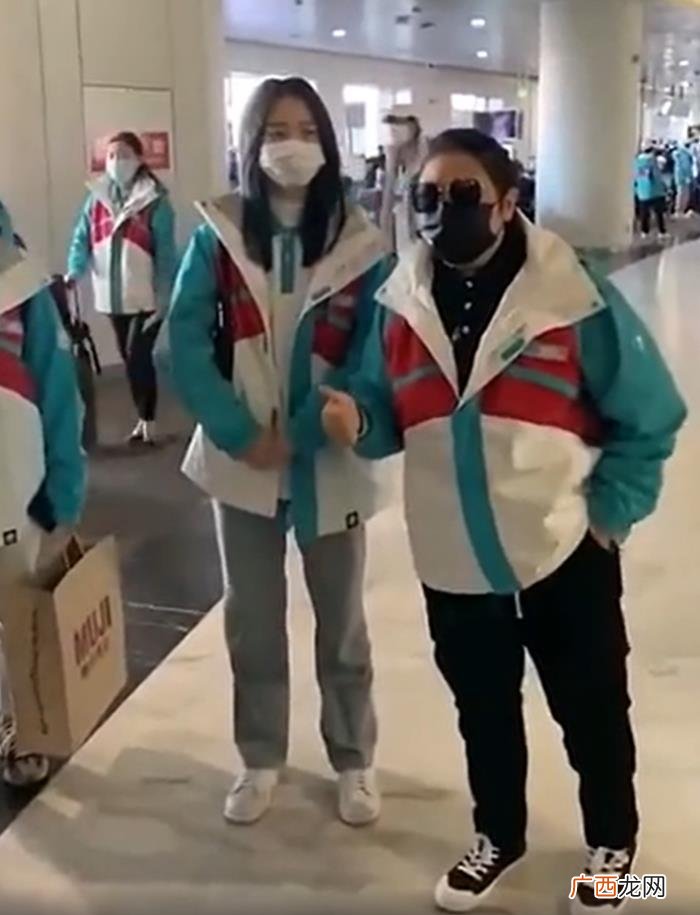 韩红暴瘦40斤现身机场 韩红减肥的照片