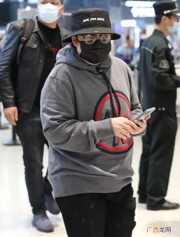 韩红穿七千卫衣炫一双细腿 韩红减肥照片