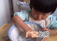 宝宝吃饭用手抓比汤匙好吗用什么碗好