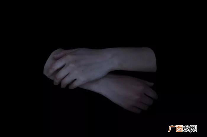 男人吵架摔东西算家暴吗，不分手就等着被家暴吧