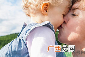 秋天婴儿几点晒太阳好？婴儿秋天晒太阳怎么晒？