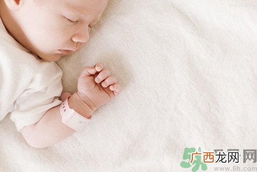 宝宝睡觉盖多少被子合适?宝宝睡觉怎么盖被子