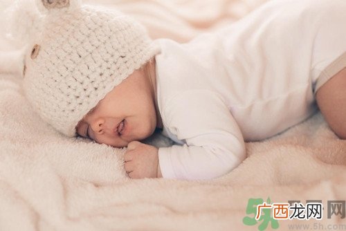 宝宝睡觉盖多少被子合适?宝宝睡觉怎么盖被子