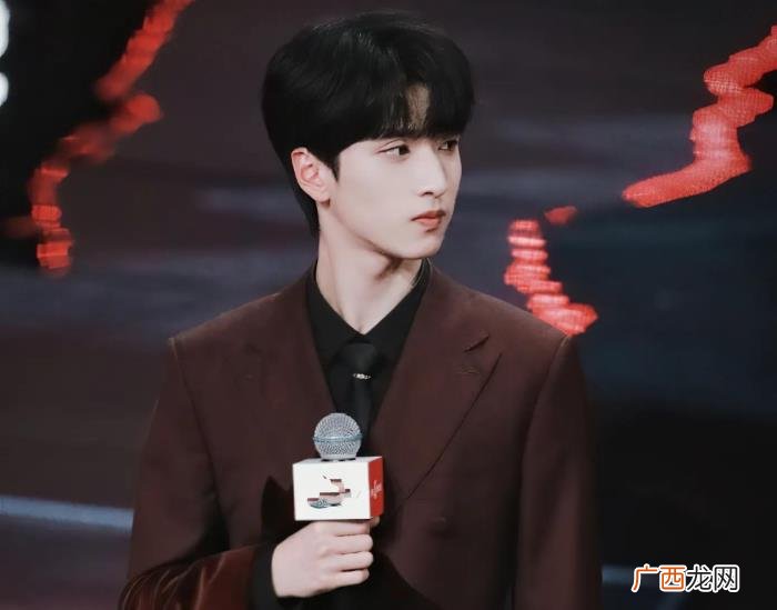 李飞为什么只接严浩翔，李飞为什么要把严浩翔找回来