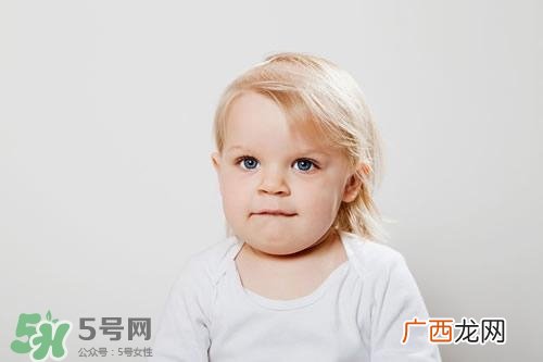 宝宝喜欢咬下嘴唇是怎么回事？宝宝喜欢咬下嘴唇怎么办？