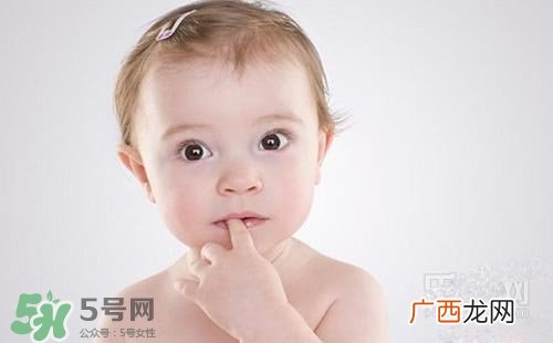 宝宝喜欢咬下嘴唇是怎么回事？宝宝喜欢咬下嘴唇怎么办？