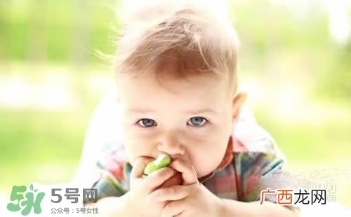 宝宝喜欢咬下嘴唇是怎么回事？宝宝喜欢咬下嘴唇怎么办？