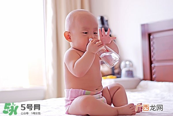 宝宝喝水都吐怎么办宝宝喝水都吐是怎么回事