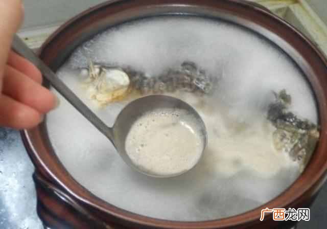 炖鱼料酒什么时候放最好(大厨教你把握好加料酒