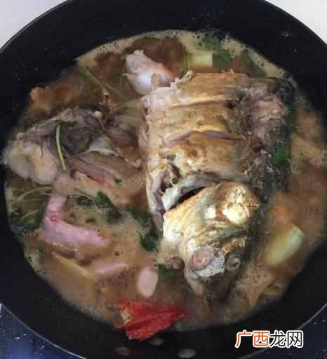 炖鱼料酒什么时候放最好(大厨教你把握好加料酒