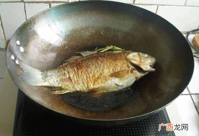 炖鱼料酒什么时候放最好(大厨教你把握好加料酒
