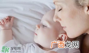 宝宝可以和爸爸妈妈一起睡吗？宝宝出生后在哪睡觉好？